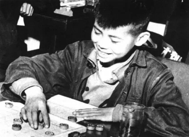 年轻时的胡荣华