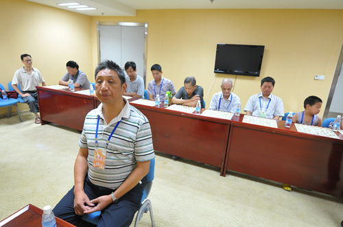 柳大华在进行盲棋表演