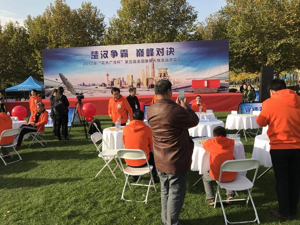 在开幕式上将进行特级大师与象棋爱好者的车轮战,选手正耐心的等待开始  在开幕式上将进行特级大师与象棋爱好者的车轮战,选手正耐心的等待开始