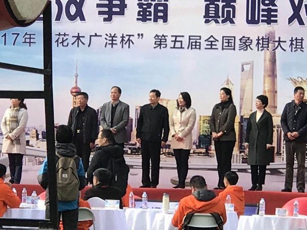 相关领导在上台讲话  相关领导在上台讲话