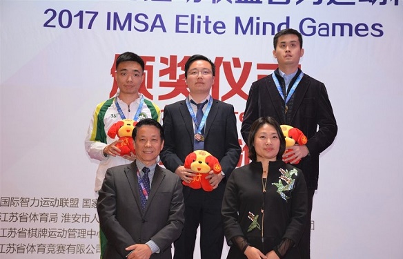 男子组前三名与颁奖嘉宾 男子组前三名与颁奖嘉宾