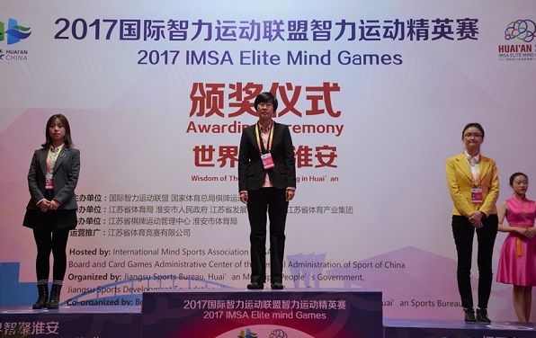 女子组前三名,从左至右:梁研婷、王琳娜、唐丹 女子组前三名,从左至右:梁研婷、王琳娜、唐丹