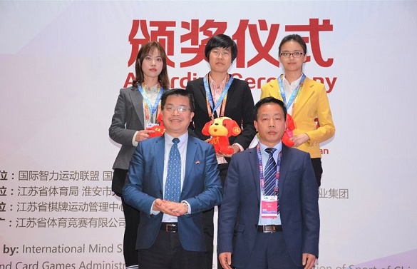 女子组前三名与颁奖嘉宾 女子组前三名与颁奖嘉宾