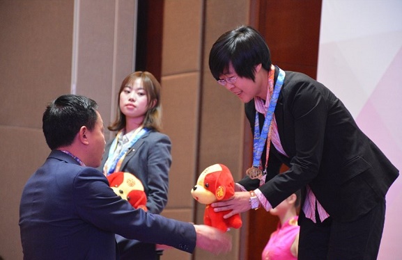 嘉宾给王琳娜颁奖,梁研婷在观看 嘉宾给王琳娜颁奖,梁研婷在观看