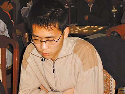赵鑫鑫的父亲曾请上海名手王鑫海作为家庭象棋老师指导赵鑫鑫学棋 赵鑫鑫的父亲曾请上海名手王鑫海作为家庭象棋老师指导赵鑫鑫学棋