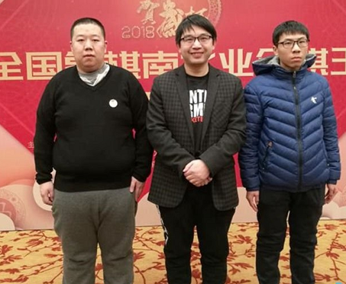 北方队里从济南赛区晋级的三名棋手:王昊(左一)、孔昭峰、何伟宁 北方队里从济南赛区晋级的三名棋手:王昊(左一)、孔昭峰、何伟宁