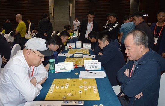 赵国荣特级大师右侧为崔革象棋大师