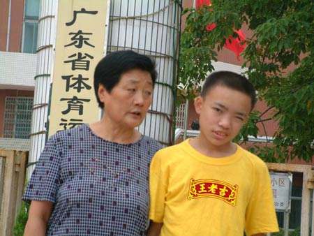 曹岩磊和他奶奶