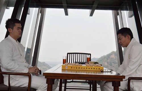 王天一、徐超进入比赛房间