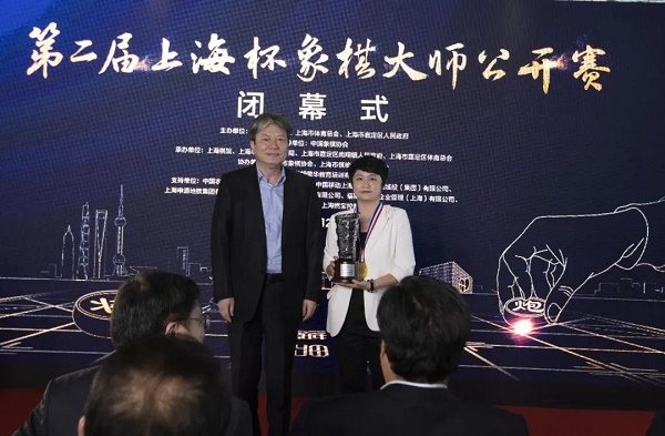 市政府副秘书长黄永平为女子组冠军陈幸琳颁奖 市政府副秘书长黄永平为女子组冠军陈幸琳颁奖