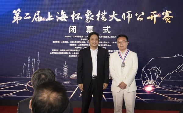 国家体育总局棋牌运动管理中心主任、中国象棋协会主席朱国平为男子组亚军郑惟桐颁奖 国家体育总局棋牌运动管理中心主任、中国象棋协会主席朱国平为男子组亚军郑惟桐颁奖