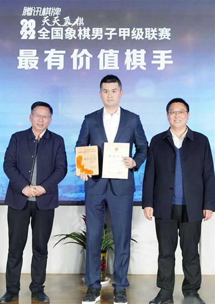 王天一也荣获了本年度象甲联赛常规赛和季后赛双料MVP